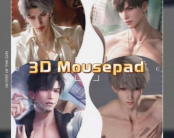 Peut inclure: Un tapis de souris 3D avec quatre illustrations de jeunes hommes de style anime. Le texte "3D Mousepad" est affiché en lettres dorées. Le fond est un dégradé de blanc et de gris.