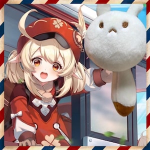 Puede incluir: Ilustración de estilo anime de un personaje con atuendo y sombrero rojos, sosteniendo un peluche blanco con base marrón. El personaje tiene cabello rubio y sonríe. El fondo presenta una ventana y un borde decorativo.