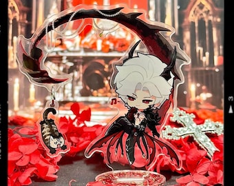 Könnte beinhalten: Klare Acryl-Anime-Figur mit einem Charakter mit weißen Haaren, roten Augen und einem schwarz-roten Outfit. Die Figur steht auf einem transparenten Ständer mit einem Katzenanhänger und einer dekorativen Sense. Rote Blumen und ein Kreuz im Hintergrund.