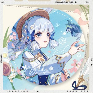Può includere: Illustrazione rotonda azzurra con un personaggio in stile manga con capelli azzurri, vestito con un abito azzurro e un cappello di paglia. Il personaggio tiene in mano una farfalla e un uccellino è appollaiato vicino. L'illustrazione include i nomi "Ayaka" e "FraryRika".
