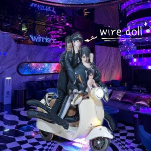 Peut inclure: Un scooter crème avec trois figurines en tenues noires. Une figurine tient une plus petite poupée. L'arrière-plan présente un bar avec un éclairage violet et bleu et le mot "Windsor". Le texte "wire doll" est écrit sur l'image.