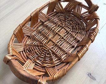 Vassoio-cestino ovale in rattan intrecciato con manici in legno