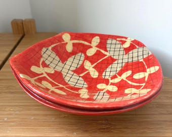 Pomarańczowa ceramiczna miska z podwójnym wzorem warg