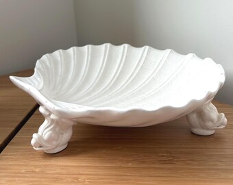 Vintage witte schelpkom met vissenpootjes - in de huidige staat.
