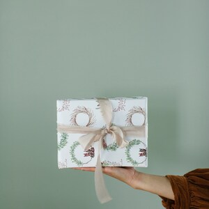 Beautiful Christmas Wrapping Paper featuring holiday wreaths perfect for all your Christmas gifts, Recyclable Wrapping Paper Bild 3