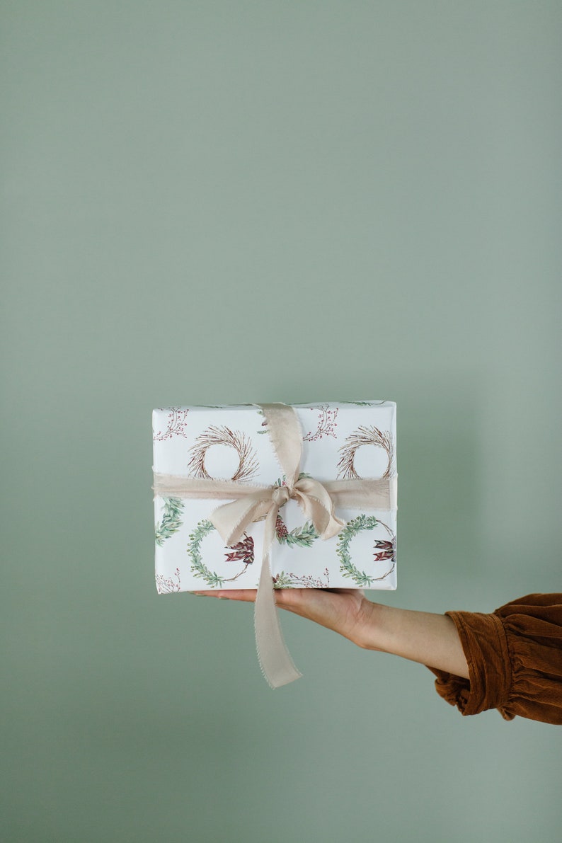 Beautiful Christmas Wrapping Paper featuring holiday wreaths perfect for all your Christmas gifts, Recyclable Wrapping Paper Bild 3
