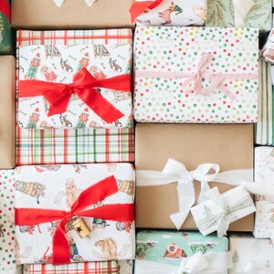 Papel de regalo navideño con gatos vestidos de fiesta: este papel de regalo es un regalo divertido para los amantes de los gatos. imagen 7