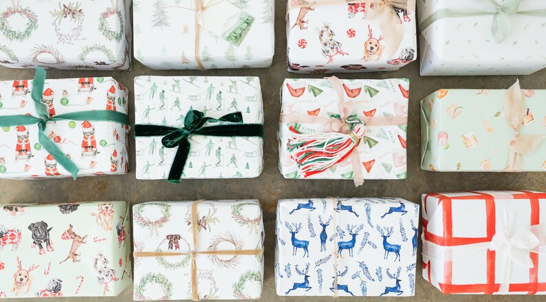 Beautiful Christmas Wrapping Paper featuring holiday wreaths perfect for all your Christmas gifts, Recyclable Wrapping Paper Bild 8