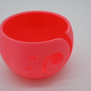 Può includere: Un cartello in legno fatto a mano con la scritta "Welcome to our home" in stile scritto a mano. Il cartello è dipinto di bianco con scritte nere e una finitura invecchiata, perfetto per l'arredamento della casa.