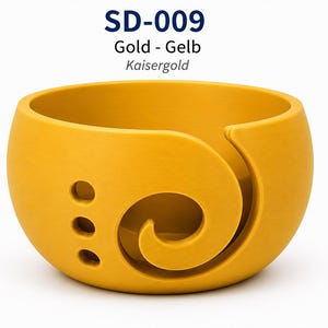 Könnte beinhalten: Eine goldgelbe Garnschale mit der Aufschrift SD-009, Gold - Gelb und Kaisergold. Die Schale hat eine glatte, abgerundete Form mit einem spiralförmigen Ausschnitt an der Seite für den Garnfaden und drei kleinen runden Löchern zur Garnführung.
