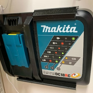 Makita DC 18RC charger wall mount - length 13.8 cm - width 16.2 cm - 16 colors to choose from - tool accessories - Makita
