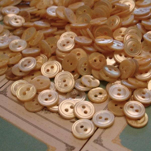 Mother of pearl vintage buttons--LARGE LOT--1\/2 POUND 100s