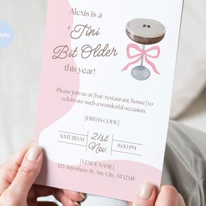 Może przedstawiać: R&oacute;żowe i białe zaproszenie z ilustracją kieliszka do martini i tekstem "Alexis is a 'Tini Bit Older this year!"  Dołącz do nas w [barze/restauracji/domu], aby uczcić tak wspaniałą okazję. [KOD UBIORU] SOBOTA 2/st Nov. 20:00 [MIEJSCE] 123 Anywhere St, Any City, ST 12345