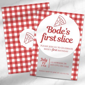 Könnte beinhalten: Eine rot-weiß karierte Einladung mit einem weißen Kreis, der eine Strichzeichnung einer Pizzastückes und den Text "Bode's first slice" enthält. Der Text "Please join us to celebrate Bode's first birthday" befindet sich unter dem Kreis. Datum und Uhrzeit der Veranstaltung sind als "July 15, 3 PM" angegeben. Die Adresse lautet "123 Anywhere Dr, Any City, USA 12345". Der Text "Kindly RSVP to Jane at 123.123.1234" befindet sich am unteren Rand der Einladung.