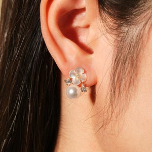 Flower Pearl Earrings,Mother of Pearl Flower Earrings,Bridal White Floral Pearl Stud Earrings,Wedding Earrings,Bridesmaid Gift,Birthday Gift