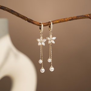 Flower Earrings,14K Gold Huggie Earrings, Dainty Earrings,Wedding Earrings,Bridesmaid Gifts,Bridal Earrings,Anniversary Gifts for her