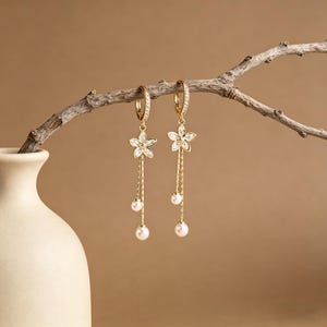 Flower Earrings,14K Gold Huggie Earrings, Dainty Earrings,Wedding Earrings,Bridesmaid Gifts,Bridal Earrings,Anniversary Gifts for her