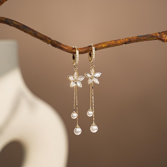 Flower Earrings,14K Gold Huggie Earrings, Dainty Earrings,Wedding Earrings,Bridesmaid Gifts,Bridal Earrings,Anniversary Gifts for her