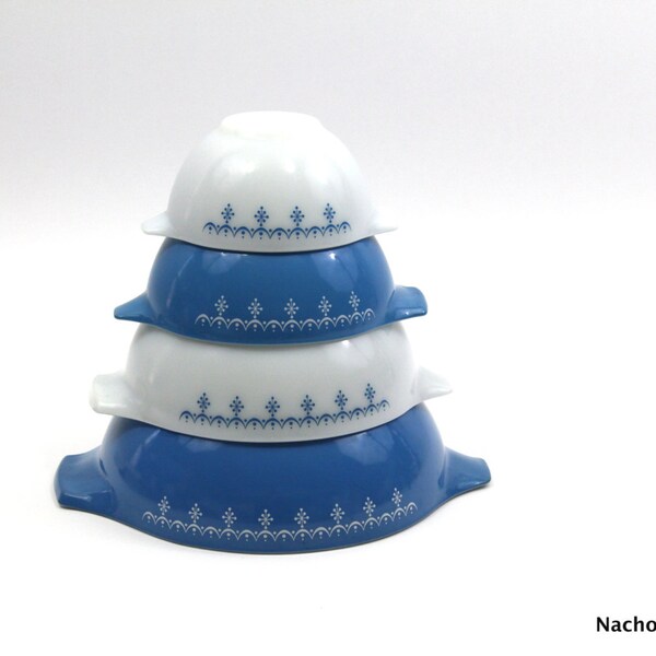 1950s Pyrex Snowflake Nesting Bowl Mixing Set, Largest & Smallest Vintage