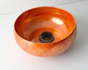 Orange skål i lustgods med spetsad blomgroda