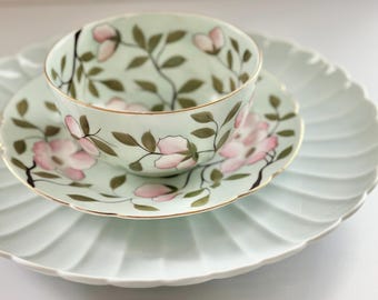 Cuenco y plato antiguos con estampado floral rosa de Wilhelm and Graef NY