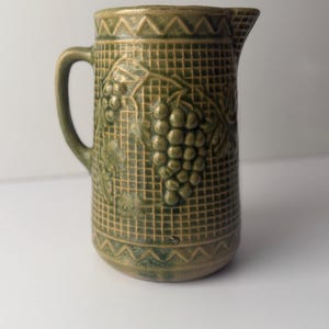 Uhl Pottery Green Grape and Lattice Crockery Pitchur
