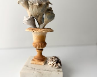 Macetero de jardín de hierro fundido pintado de color beige con base, de 12 cm (4,75 pulgadas).