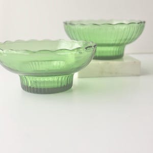 Vintage E.O. Brody Co. Ribbed Base Green Emerald Glass Bowl with Scalloped Rim Cleveland Ohio M2000