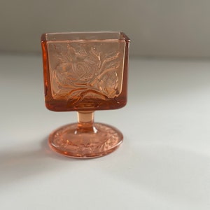 Różowy szklany wazon w kształcie róży z Indiany w stylu stojaka na papierosy lub miniaturowy wazon