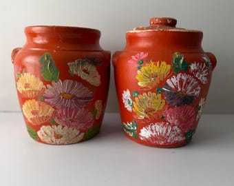 Tarro para galletas o jarrón floral pintado a mano de Ransburg Pottery, Indiana, EE. UU. – Asters sobre fondo naranja