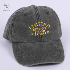 Cappellino personalizzato per il compleanno, cappellino per festeggiare il traguardo dei 50-90 anni, regalo di compleanno personalizzato ricamato per mamma e papà, cappellini per la data di nascita prevista.