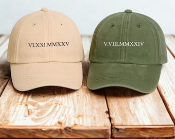 Bestickte römische Ziffernkappen, personalisierter besonderer Datums-Weinlese-Hut, Paargeschenk, passende Jahrestagshüte, kundenspezifisches Hochzeitsgeschenk für Ihn