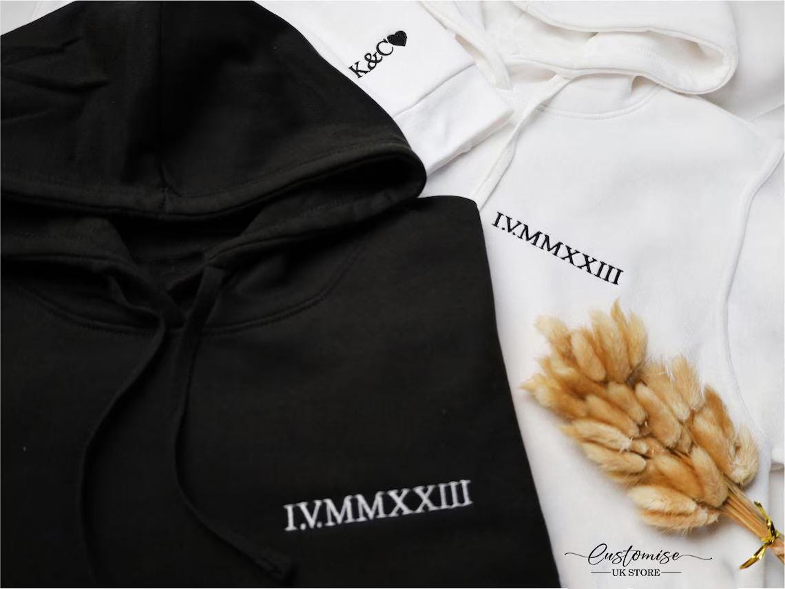 Bijpassend paar geborduurde hoodie met Romeinse datum, aangepaste Romeinse cijfers jubileum trui vrouw, vriendin bijpassende eerste hart hoodie longsleeve - België Bijpassend paar geborduurde hoodie met Romeinse datum, aangepaste Romeinse cijfers jubileum trui vrouw, vriendin bijpassende eerste hart hoodie longsleeve - België