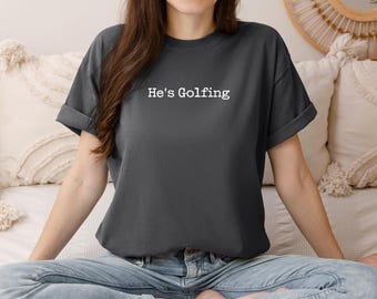 Er ist Golf T-Shirt, lustiges Golf Shirt für Frauen, Golf Geschenke für sie, Damen Golf T-Shirt, Golf Kleidung, Golf Saison Geschenke, Geschenk für Golf Liebhaber