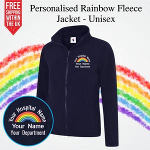 Könnte beinhalten: Marineblaue Fleecejacke mit einem Regenbogen und dem gestickten Text "Your Hospital Name, Your Name, Your Department" auf der Vorderseite.
