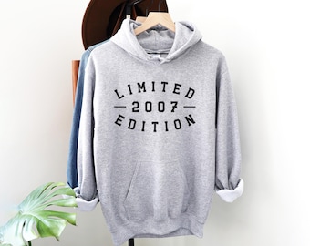 Pode incluir: Camisola de moletom cinza com capuz com o texto "LIMITED - 2007 - EDITION" impresso em preto.