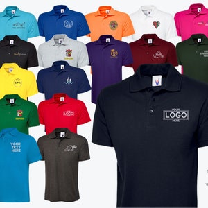 Puede incluir: Una colección de 18 polos de diferentes colores con varios diseños y logotipos. Las camisas son todas de manga corta y tienen un cuello polo clásico. Algunos de los diseños incluyen una corona, una palmera, un coche, un edificio y un logotipo que dice "Tu logotipo aquí".