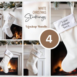 Könnte beinhalten: Ein Mockup-Bundle mit vier weißen Weihnachtsstrümpfen, die über einem Kamin hängen. Die Strümpfe haben einen weißen Bund mit dem Text "Your design here". Der Hintergrund zeigt einen Kamin mit brennendem Feuer und festlicher Dekoration.