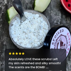 Peut inclure: Un gommage au sucre blanc dans un pot en verre avec un couvercle noir. Le pot est pos&eacute; sur une surface en bois avec une tranche de past&egrave;que et une tranche de concombre. Le pot porte une &eacute;tiquette sur laquelle est inscrit "Spoiled Sugar Scrub". Le texte "Absolutely LOVE these scrubs! Left my skin refreshed and silky smooth! The scents are the BOMB! ... - Maureen M." est situ&eacute; sous l'image.