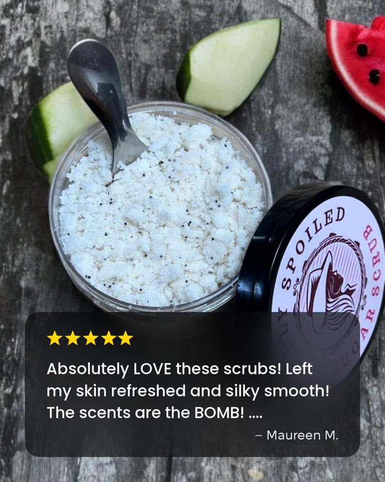 Peut inclure: Un gommage au sucre blanc dans un pot en verre avec un couvercle noir. Le pot est pos&eacute; sur une surface en bois avec une tranche de past&egrave;que et une tranche de concombre. Le pot porte une &eacute;tiquette sur laquelle est inscrit "Spoiled Sugar Scrub". Le texte "Absolutely LOVE these scrubs! Left my skin refreshed and silky smooth! The scents are the BOMB! ... - Maureen M." est situ&eacute; sous l'image.