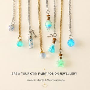 Op de afbeelding: Een collectie kettingen met glazen flesjes en bollen gevuld met lichtgevende blauwe en witte materialen, sommige met kurken stoppen en kleine metalen sleutels. Tekst: BREW YOUR OWN FAIRY POTION JEWELLERY. Create it. Charge it. Wear your magic.
