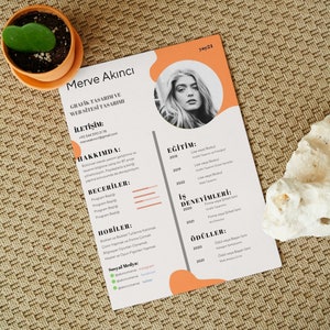 Puede incluir: Un currículum con un fondo melocotón y una foto de una mujer. El currículum incluye el nombre de la mujer, su información de contacto, su educación, su experiencia laboral, sus habilidades, sus aficiones y sus enlaces a las redes sociales. El texto del currículum está en turco.