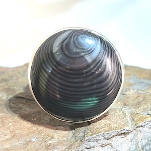 Anillo de psilomelano, plata de ley, talla 6.5, hecho a mano y firmado por el artista, bandas negras y plateadas. imagen 1