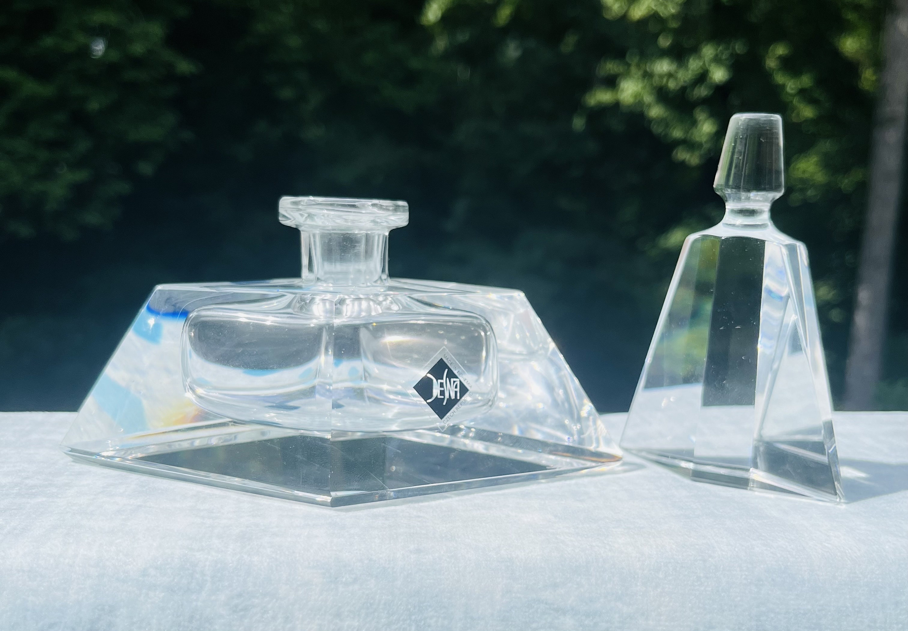 Desna Bohemia カットガラス香水瓶 刻印。 Desna Bohemia カットガラス香水瓶 刻印。 - メルカリ