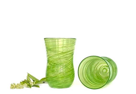 Trinkglas, groß: Limettengrün (hellgrün), handgemacht und mundgeblasen im Allgäu, grünes Glas, großes Trinkglas