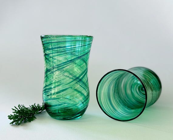 Trinkglas, groß: Moosgrün (dunkles Grün), handgemacht und mundgeblasen im Allgäu, grünes Glas, großes Trinkglas