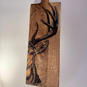 Großes Mangoholz Schneidebrett mit Hirschgravur - rustikales Deko- und Servierbrett, 60cm, Geschenk für Jäger und Naturfreunde immagine 1