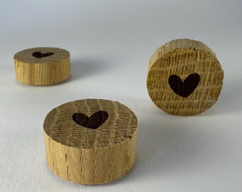 Heart magnets made of oak wood - set of 3 | strong neodymium magnets | minimalist wooden decoration | handmade | refrigerator magnet