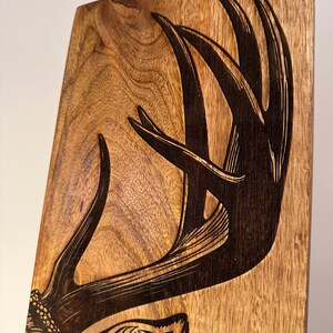 Großes Mangoholz Schneidebrett mit Hirschgravur - rustikales Deko- und Servierbrett, 60cm, Geschenk für Jäger und Naturfreunde immagine 5