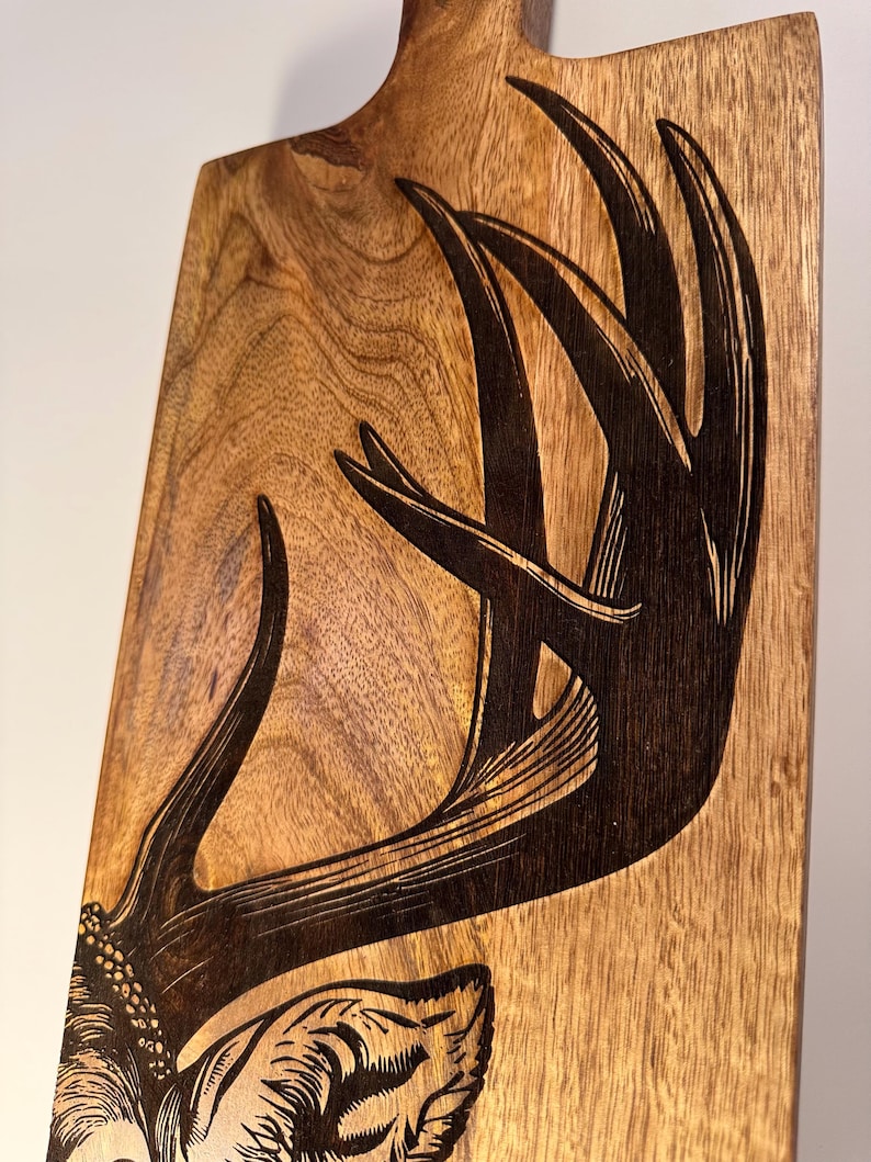 Großes Mangoholz Schneidebrett mit Hirschgravur - rustikales Deko- und Servierbrett, 60cm, Geschenk für Jäger und Naturfreunde immagine 5